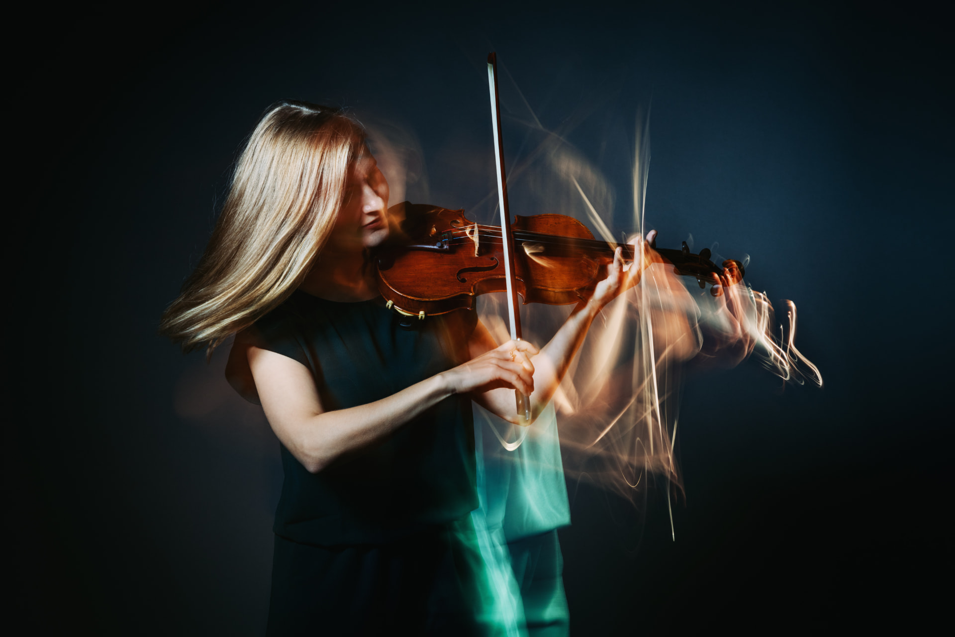 Judith Fliedl performing, captured in motion